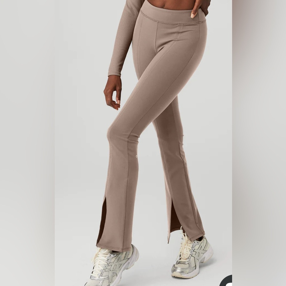 Alo Yoga Airbrush High-Waist Split-Hem / Flutter Leggings — Taupe/Tan — Size L